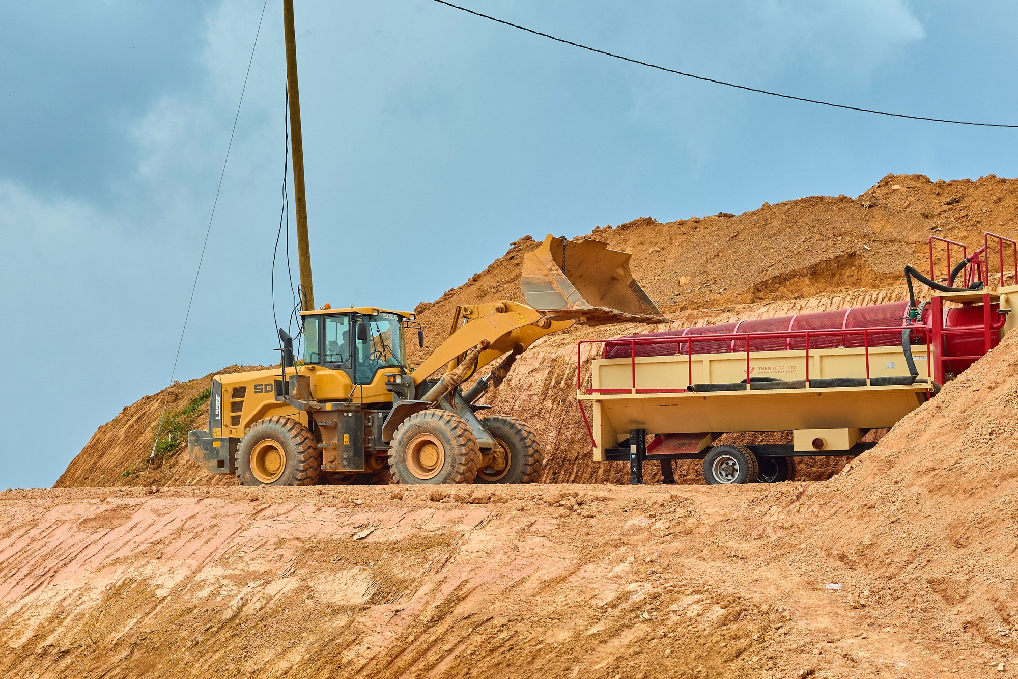 A wheel loader feeding the wash plant at Dompim Pepesa Mines